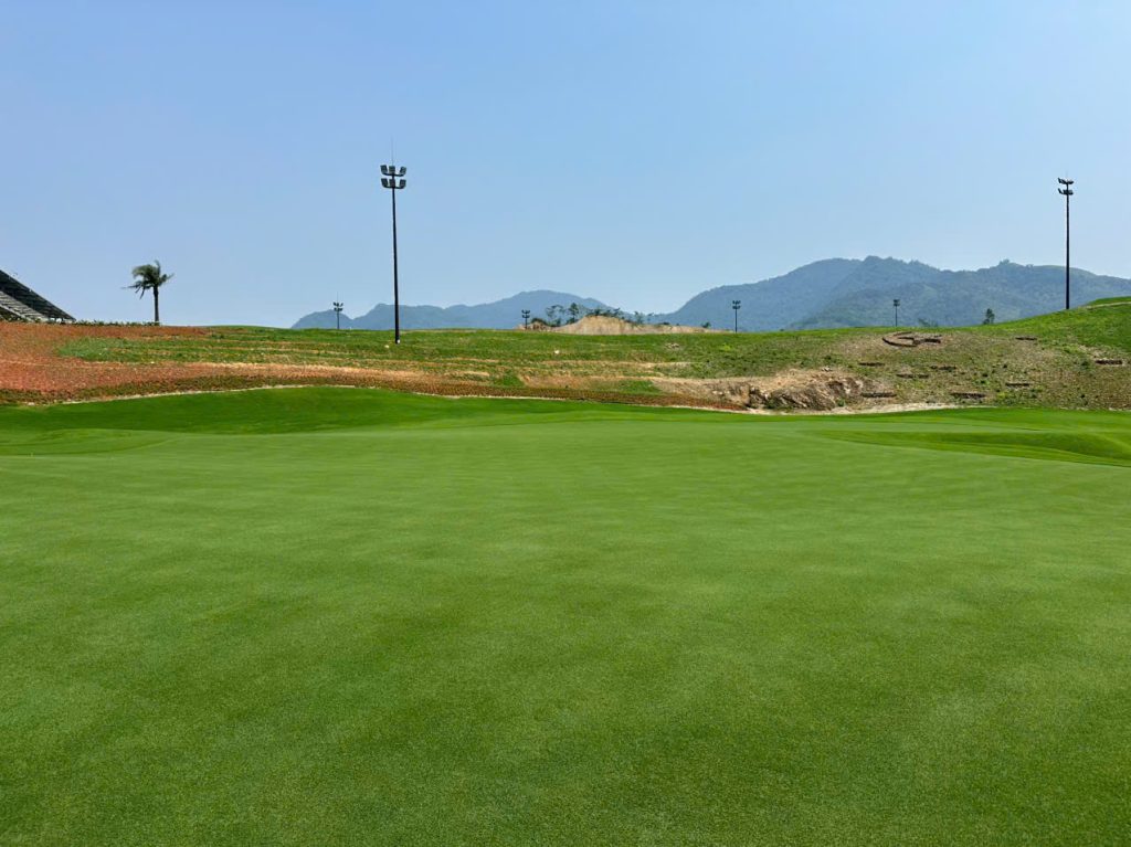 mach-1-ultradwarf-bermuda-greens-montana-golf-north-vietnam-atlas-turf-international.1